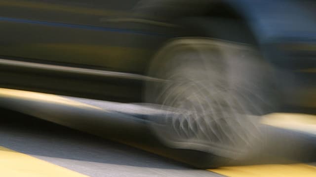 Verschwommenes Rad von schnell fahrendem Auto. Verschwommenes Rad von schnell fahrendem Auto.