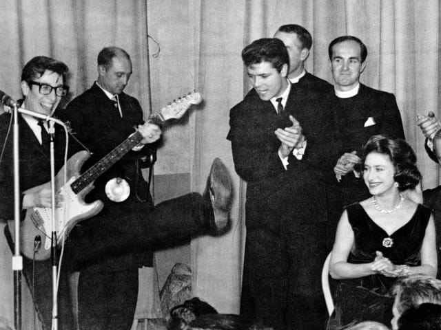 Cliff spielt mit Band in einem Jugendhaus in England. Gast unter anderem auch Prinzessin Margaret. Cliff spielt mit Band in einem Jugendhaus in England. Gast unter anderem auch Prinzessin Margaret.