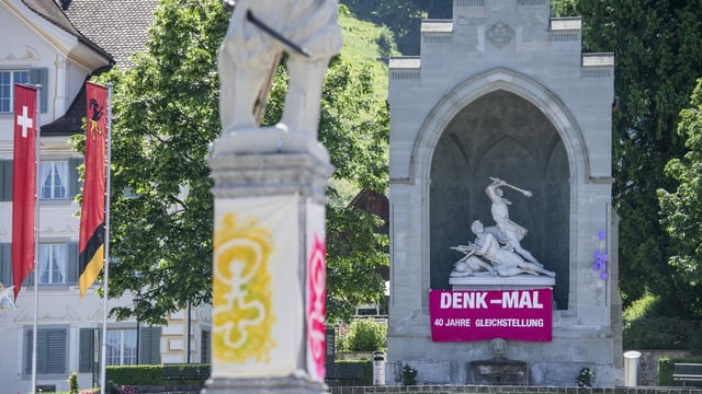 In Stans im Kanton Nidwalden platzierten Demonstrantinnen verschiedenste Plakate, wie hier am Winkelried Denkmal.