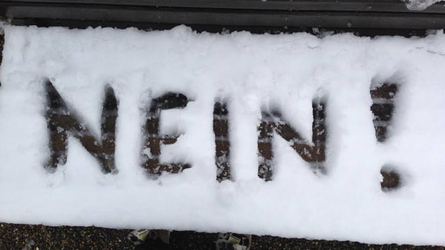 Ein grosse NEIN in den Schnee geschrieben.