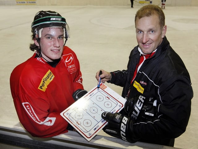 Nati-Trainer Ralph Krueger erklärt Roman Josi im März 2009 in der WM-Vorbereitung in Lenzerheide sein Spielsystem.