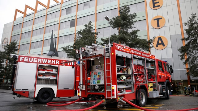 Feuerwehrautos vor dem Eta-Firmengebäude Feuerwehrautos vor dem Eta-Firmengebäude