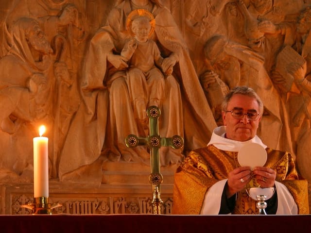 Priester im Kloster
