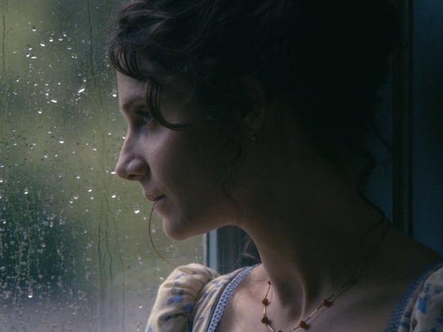 Judith Chemla schaut aus dem Fenser. Judith Chemla schaut aus dem Fenser.