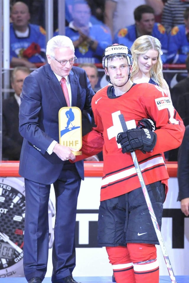 Roman Josi holt an der WM 2013 in Stockholm mit der Schweiz sensationell Silber und wird zum wertvollsten Spieler des Turniers erkoren.
