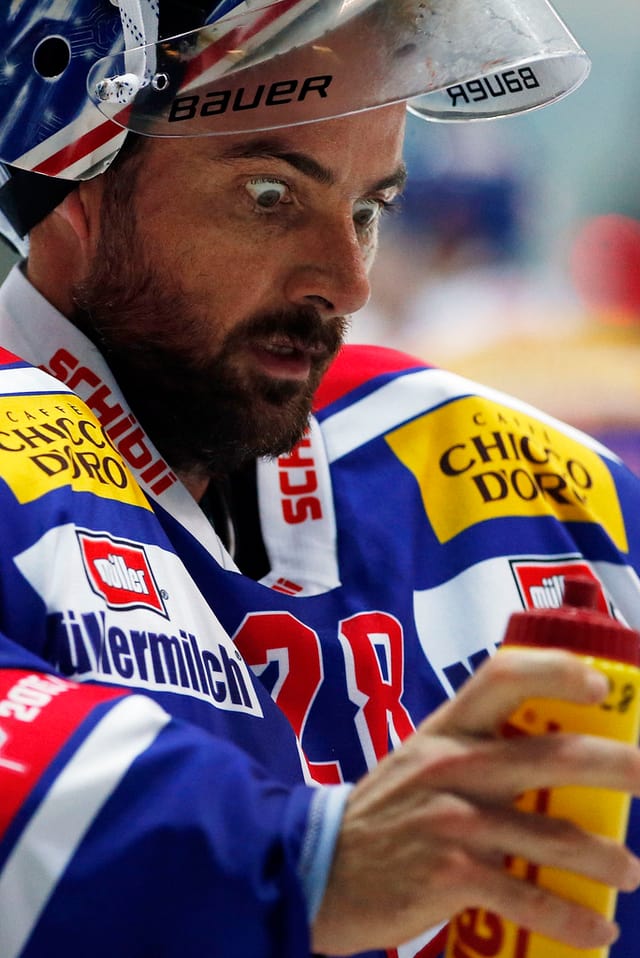Martin Gerber schaut mit weit aufgerissenen Augen zum Boden.