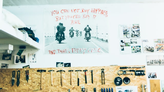 In Nik's Werkstatt läuft «Fuck Forever» von den Babyshambles rauf und runter. In Nik's Werkstatt läuft «Fuck Forever» von den Babyshambles rauf und runter.