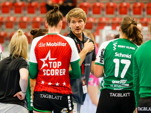 Brühl-Trainer Nicolaj Andersson und seine Spielerinnen. Brühl-Trainer Nicolaj Andersson und seine Spielerinnen.