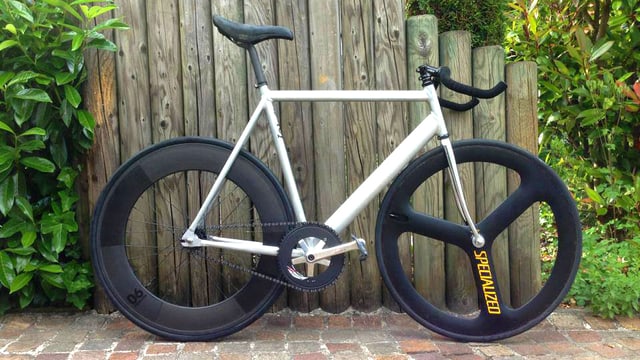 Single Speed Bike vor einer Holzwand. Single Speed Bike vor einer Holzwand.