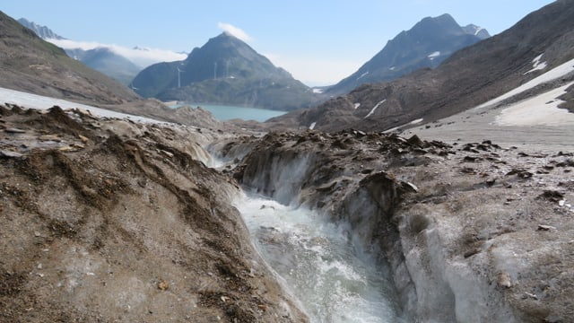 Stark angeschwollener Bach auf dem Eis des Griesgletschers im Hochsommer 2017. Stark angeschwollener Bach auf dem Eis des Griesgletschers im Hochsommer 2017.