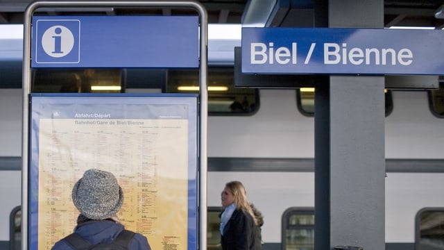 Schild am Bahnhof Biel mit «Biel/Bienne» Schild am Bahnhof Biel mit «Biel/Bienne»