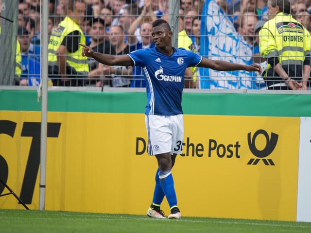 Embolo jubelt im Schalke-Dress