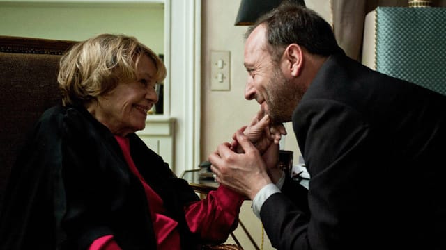 Der ehemalige Liebhaber Fridas hält ihre Hand (Jeanne Moreau). Der ehemalige Liebhaber Fridas hält ihre Hand (Jeanne Moreau).