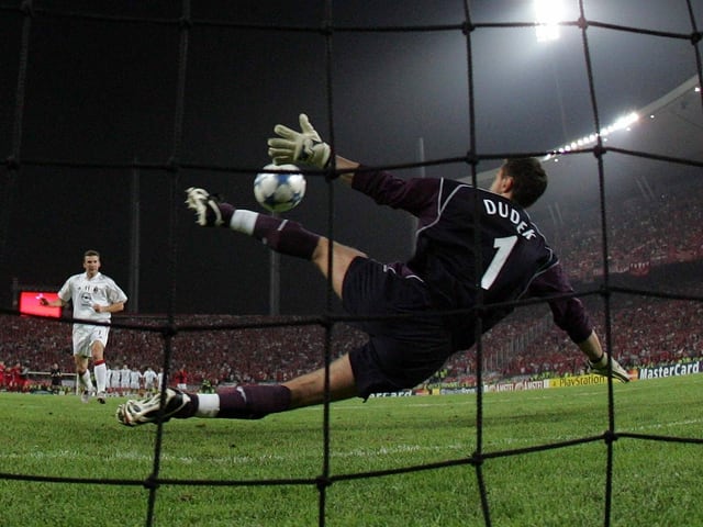Jerzy Dudek pariert beim «Wunder von Istanbul» den entscheidenden Elfmeter von Andrij Schewtschenko. Jerzy Dudek pariert beim «Wunder von Istanbul» den entscheidenden Elfmeter von Andrij Schewtschenko.