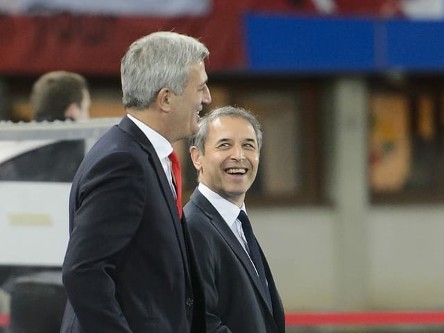 Marcel Koller über Vladimir Petkovic stehend lachend nebeneinander. Marcel Koller über Vladimir Petkovic stehend lachend nebeneinander.