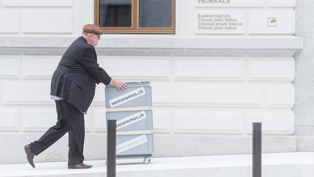 Dieter Behring bringt seine Akten zu den Verhandlungen vor dem Bundesstrafgericht (Juni 2016). Dieter Behring bringt seine Akten zu den Verhandlungen vor dem Bundesstrafgericht (Juni 2016).