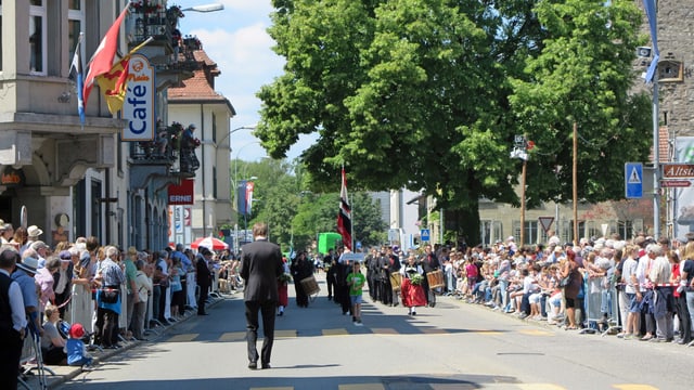 Parademusik-Strecke in Laufenburg, gesäumt von Publikum Parademusik-Strecke in Laufenburg, gesäumt von Publikum