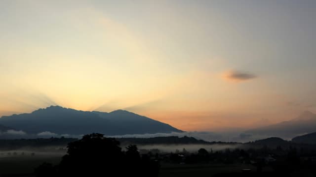 Blick am Sonntagmorgen von Reutigen Richtung Thunersee. Blick am Sonntagmorgen von Reutigen Richtung Thunersee.