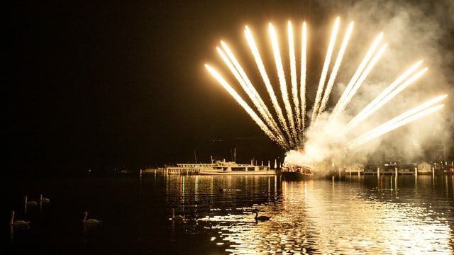 EIn Schiff auf dem See mit Feuerwerk. EIn Schiff auf dem See mit Feuerwerk.