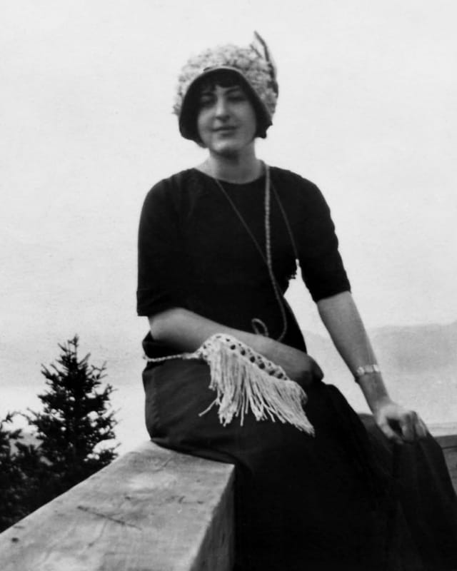 Leny Bider sitzt auf einer Mauer in den Bergen. Leny Bider sitzt auf einer Mauer in den Bergen.