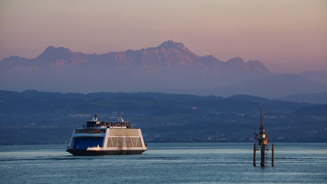 Blick von Friedrichshafen über den Bodensee zum rötlich angeschienenen Säntis. Blick von Friedrichshafen über den Bodensee zum rötlich angeschienenen Säntis.