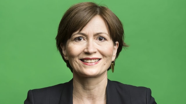 Regula Rytz posiert für ein Porträtbild. Sie hat halblange, braune Haare bis zum Hals, dunkle Augen und lächeln. Regula Rytz posiert für ein Porträtbild. Sie hat halblange, braune Haare bis zum Hals, dunkle Augen und lächeln.