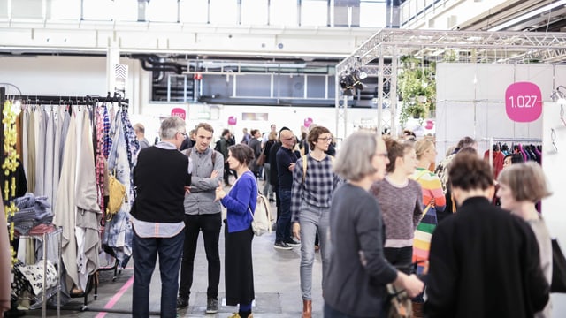 Bild einer Messe auf dem viele Leute rumstehen Bild einer Messe auf dem viele Leute rumstehen