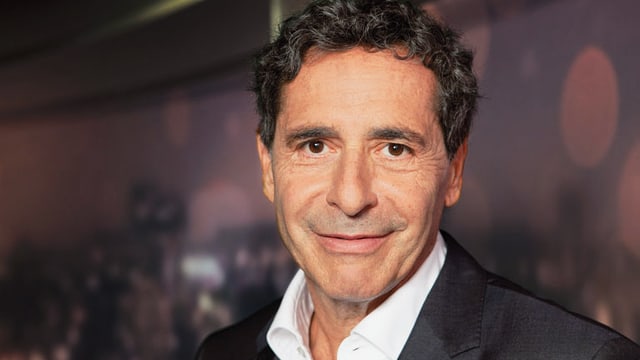 Porträt von Roger Schawinski im Studio Porträt von Roger Schawinski im Studio