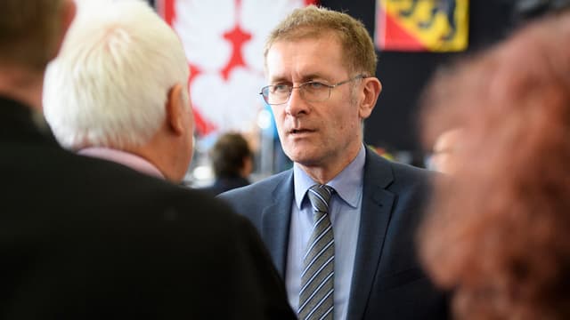 Neuhaus unter Leuten. Neuhaus unter Leuten.