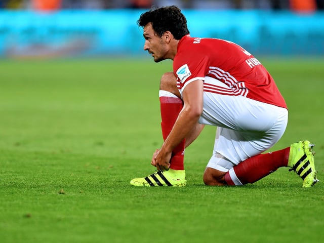Hummesl schnürt sich die Fussballschuhe