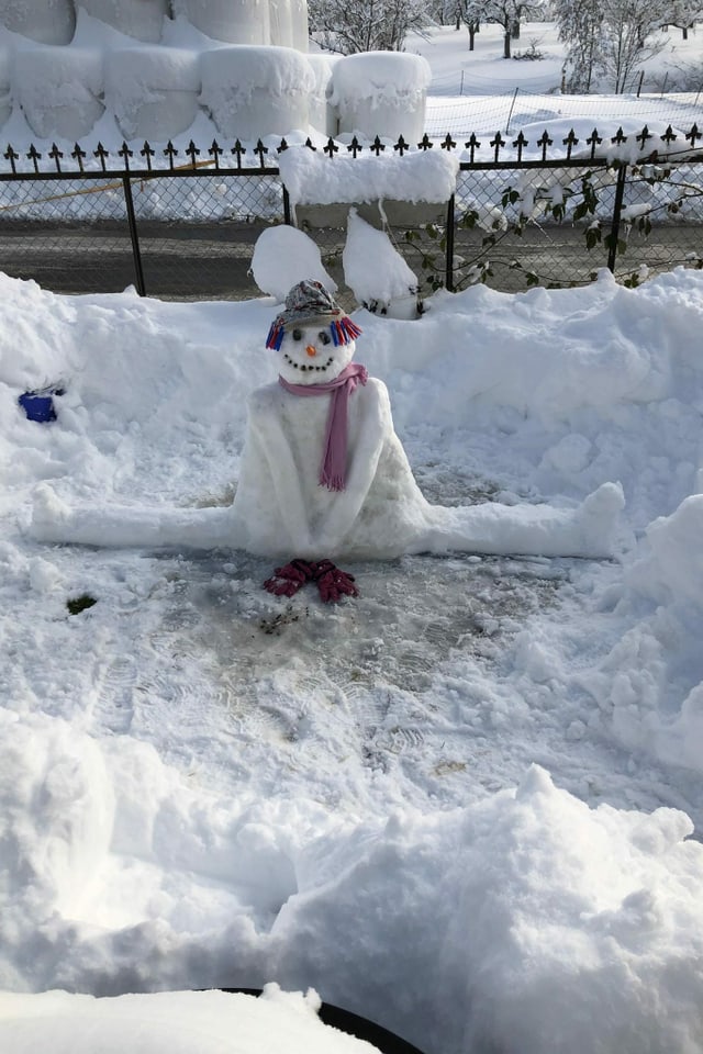 Schneemann im Spagat