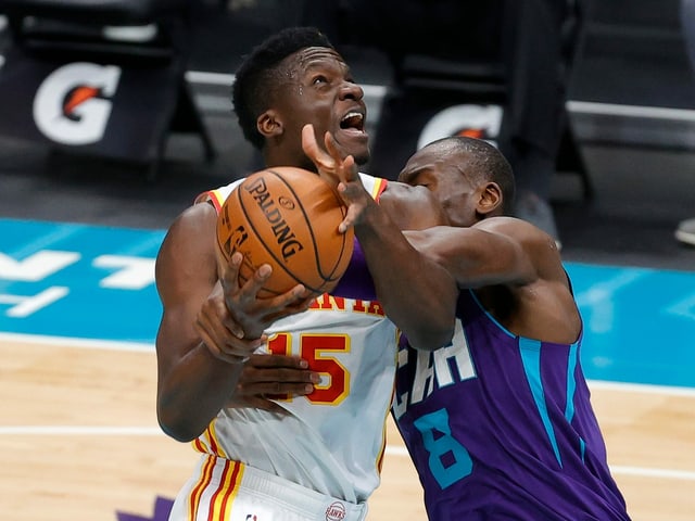 Clint Capela im Zweikampf mit Charlottes Bismack Biyombo. Clint Capela im Zweikampf mit Charlottes Bismack Biyombo.