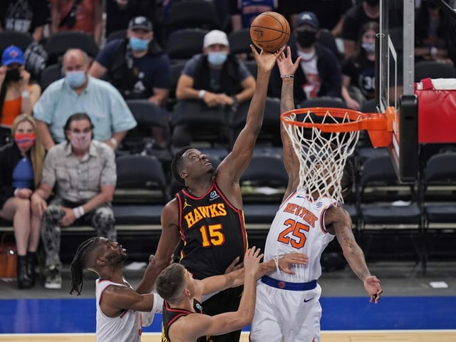 Clint Capela trug neben 9 Punkten 13 Rebounds zum Erfolg der Hawks bei. Clint Capela trug neben 9 Punkten 13 Rebounds zum Erfolg der Hawks bei.