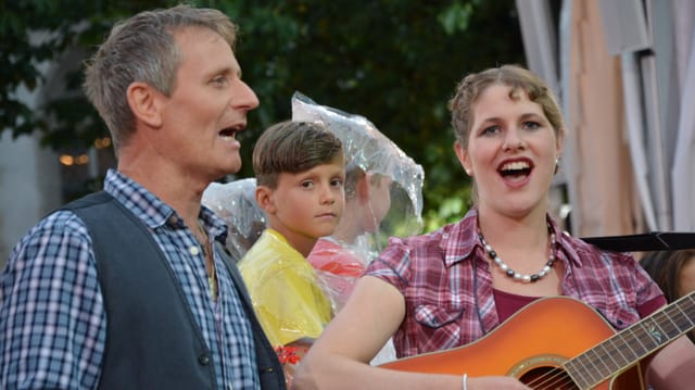Rita und Sepp singen im Duett.