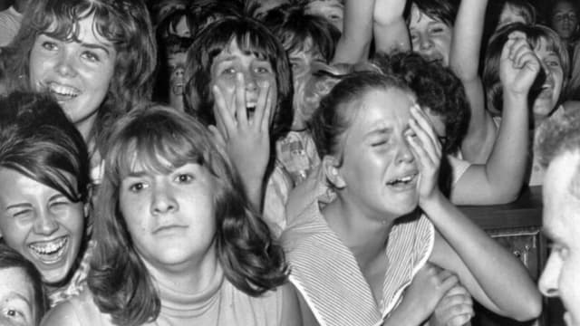 Ein schwarz-weiss Foto eines begeisterten Publikums Ein schwarz-weiss Foto eines begeisterten Publikums