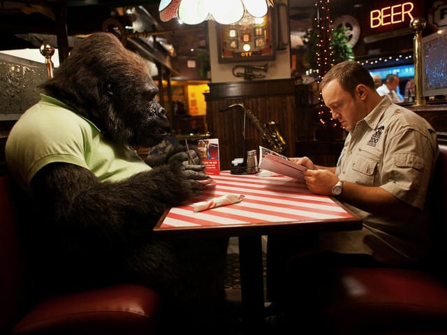Kevin James unterhält sich in einer Bar mit einem Gorilla in Menschenkleidern Kevin James unterhält sich in einer Bar mit einem Gorilla in Menschenkleidern