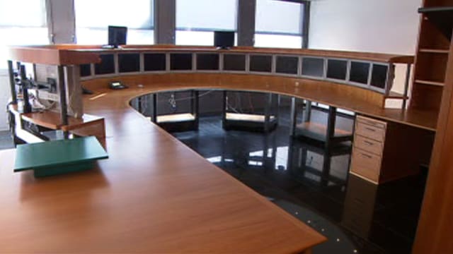 Runder Tisch mit vielen Bildschirmen. Runder Tisch mit vielen Bildschirmen.