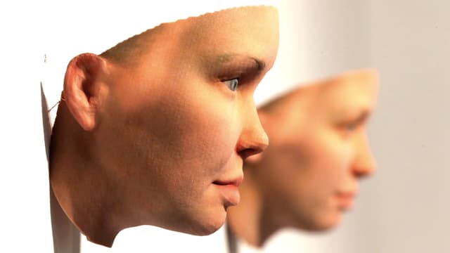 Zwei Gesichter hängen an Wand Zwei Gesichter hängen an Wand