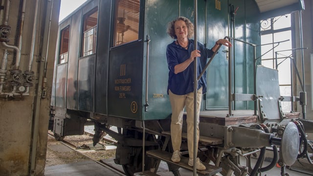 Frau auf altem Bahnwagen Frau auf altem Bahnwagen