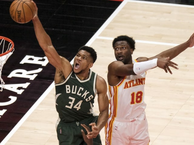 Giannis Antetokounmpo legt zum Korb auf. Giannis Antetokounmpo legt zum Korb auf.
