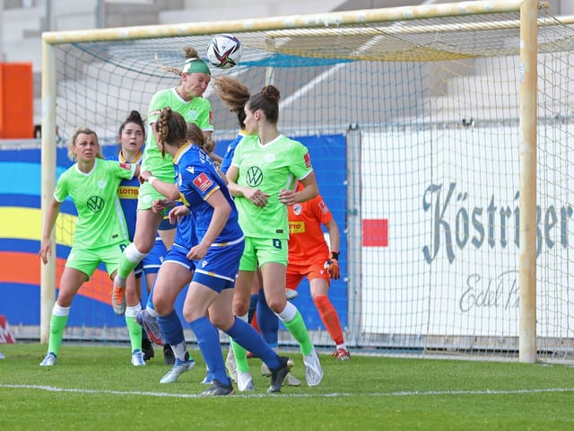 Fussballspielerinnen im Kopfballduell