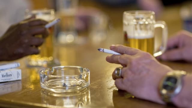 Menschen rauchen und trinken an einem Tisch. Menschen rauchen und trinken an einem Tisch.