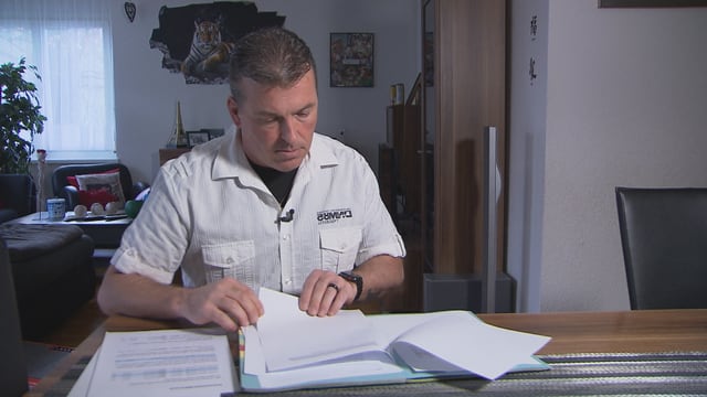 Mann blättert in seinen Unterlagen Mann blättert in seinen Unterlagen