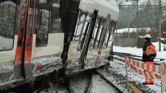 Gleisarbeiter vor aus den Schienen gesprungenem Zug. Gleisarbeiter vor aus den Schienen gesprungenem Zug.