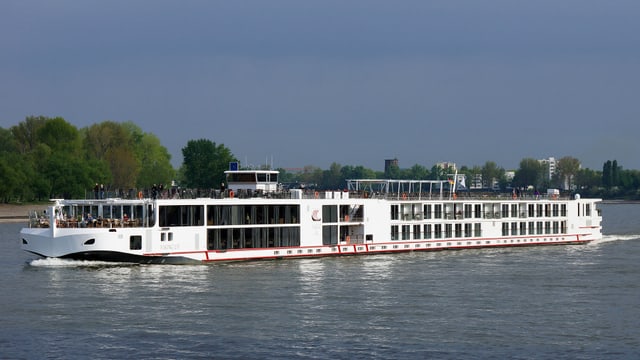 Ein Schiff der Viking-Klasse fährt auf dem Fluss. Ein Schiff der Viking-Klasse fährt auf dem Fluss.