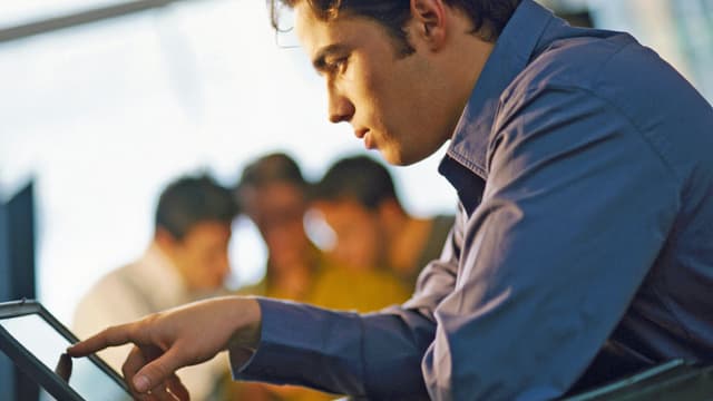 Mann vor Computer Mann vor Computer