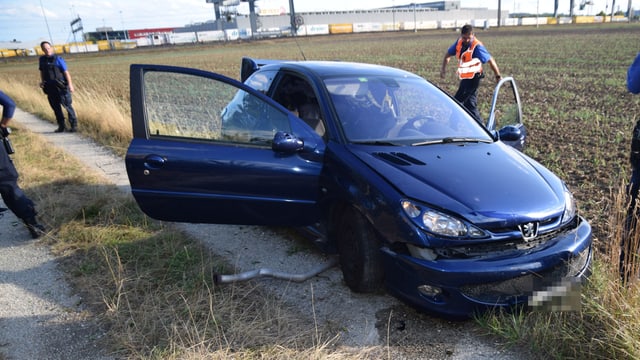 Auto in einem Acker Auto in einem Acker