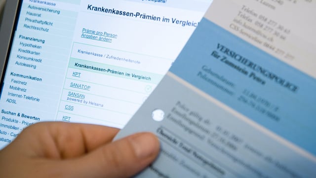 Eine Person hält verschiedene Verträge in den Händen. Eine Person hält verschiedene Verträge in den Händen.