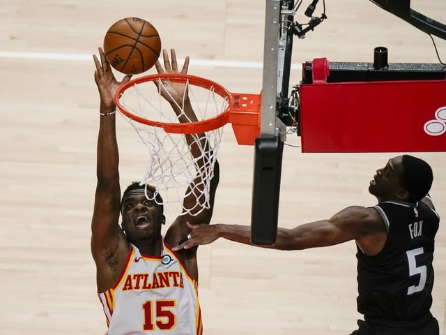 Clint Capela wirft einen Korb. Clint Capela wirft einen Korb.