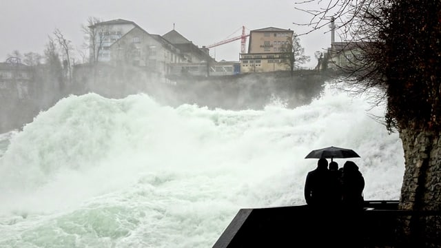 Blick von einer nahen Kanzel auf den tosenden Rheinfall. Blick von einer nahen Kanzel auf den tosenden Rheinfall.